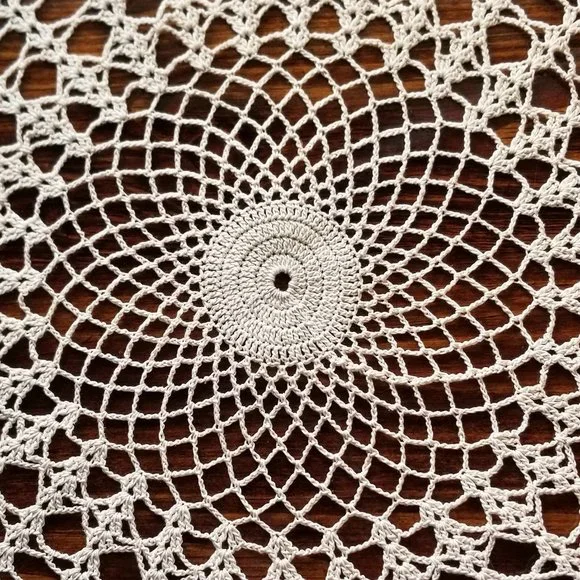 Vintage Style New Hand Crafted Cluster Pineapple Doily, Natural, 25 1/2" - Picture 3 of 4